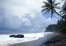 Plage.sable.noir.Tahiti