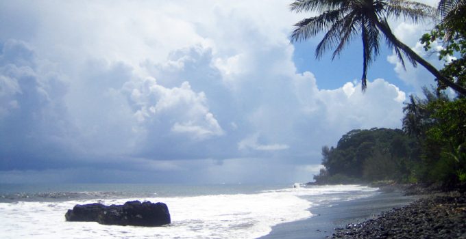 Plage.sable.noir.Tahiti