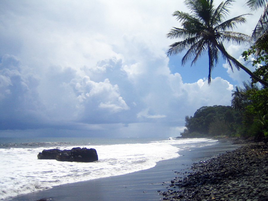 Plage.sable.noir.Tahiti